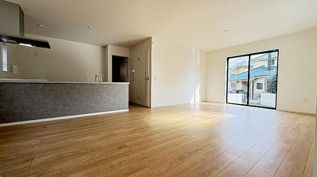 《リビングダイニング》　■ゆとりを感じさせる上質で明るい空間が、住まう人や訪れる人を心地よく迎え入れてくれます。