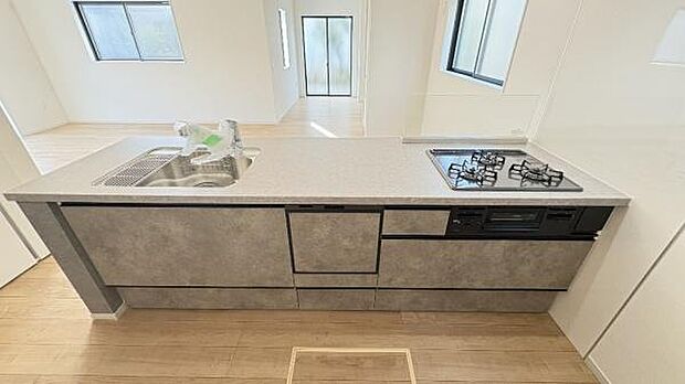 《システムキッチン》　■家族が集う楽しく親子の会話も弾むキッチン。明るく清潔で使い勝手のいいキッチンには、いつも家族の笑顔があふれています。