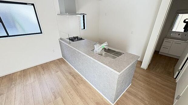 《ダイニングキッチン》　■会話を楽しみながら食事を味わう。一緒にいる時間が楽しい空間。カフェにいるような気分で毎日を過ごしたい。家族でいる時間を柔らかに包み込むインテリア。