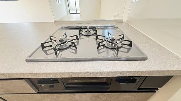 《三口ガスコンロ》 ■毎日料理をする方、家族の分まで作られる方には必須の三口ガスコンロ。同時進行が可能で効率よく、楽しく料理ができます。