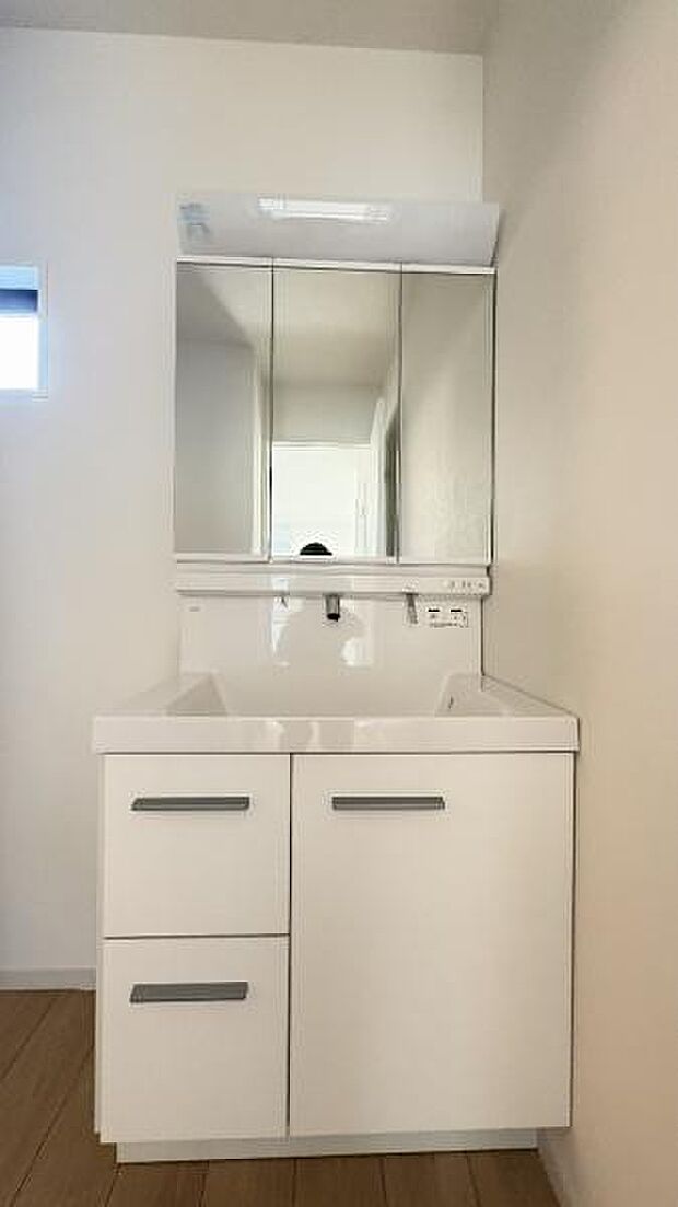 《洗面化粧台》 ■使いやすいシャープなデザインの洗面化粧台。