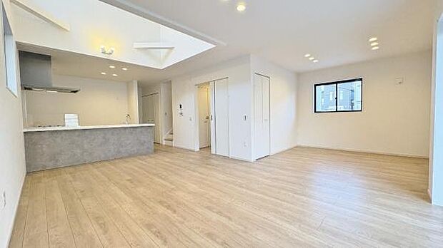 《リビングダイニング》 ■豊かな光が照らすこの場所は、たわいもない会話を楽しみ、ゆったりとした時間を過ごす場所。家族の日常が刻まれる大切な空間です。自然光に溢れるこの空間はリフレッシュにピッタリです。