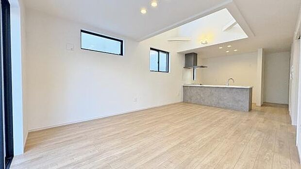 《リビングダイニング》　■上質な時間を育む暮らしのメインステージ。寛ぎとご家族とのコミュニケーションを育む居心地のよい場所。この明るい空間は家族に安らぎを与えて、落ち着いた心地よい空間になるでしょう。