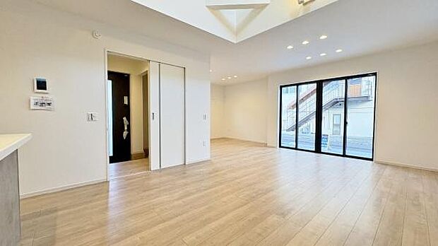 《リビングダイニング》　■開放的で広いリビング。のびのびとくつろげるリビングは、家族のコミュニケーションの場として、みんなが集まる暖かな場所に。