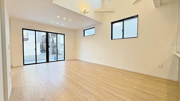 《リビングダイニング》 ■ゆとりを感じさせる上質で明るい空間が、住まう人や訪れる人を心地よく迎え入れてくれます。