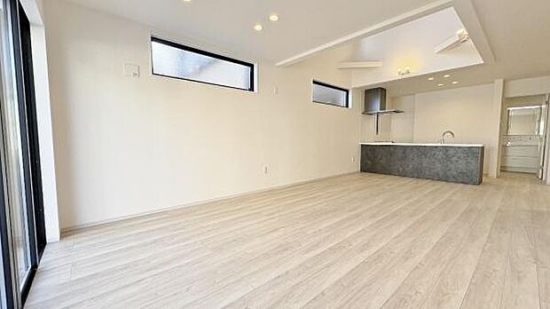 《リビングダイニング》　■豊かな光が照らすこの場所は、たわいもない会話を楽しみ、ゆったりとした時間を過ごす場所。家族の日常が刻まれる大切な空間です。自然光に溢れるこの空間はリフレッシュにピッタリです。