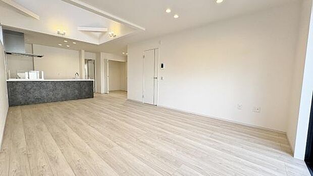 《リビングダイニング》　■開放的で広いリビング。のびのびとくつろげるリビングは、家族のコミュニケーションの場として、みんなが集まる暖かな場所に。