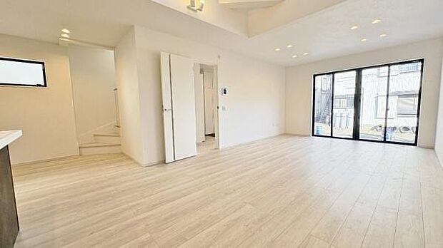 《リビングダイニング》　■上質な時間を育む暮らしのメインステージ。寛ぎとご家族とのコミュニケーションを育む居心地のよい場所。この明るい空間は家族に安らぎを与えて、落ち着いた心地よい空間になるでしょう。