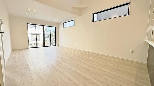 《リビングダイニング》 ■ゆとりを感じさせる上質で明るい空間が、住まう人や訪れる人を心地よく迎え入れてくれます。