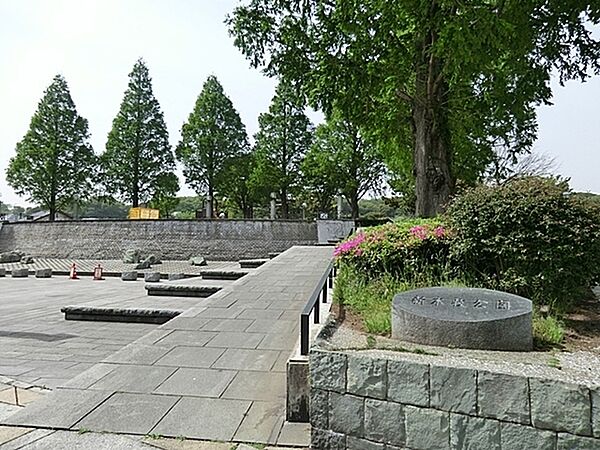 新本牧公園まで459m、横浜生まれの横浜緋桜が植えられている。春は桜、秋は紅葉を楽しむ地元住民が訪れ、夜は噴水場付近がライトアップされて美しい。