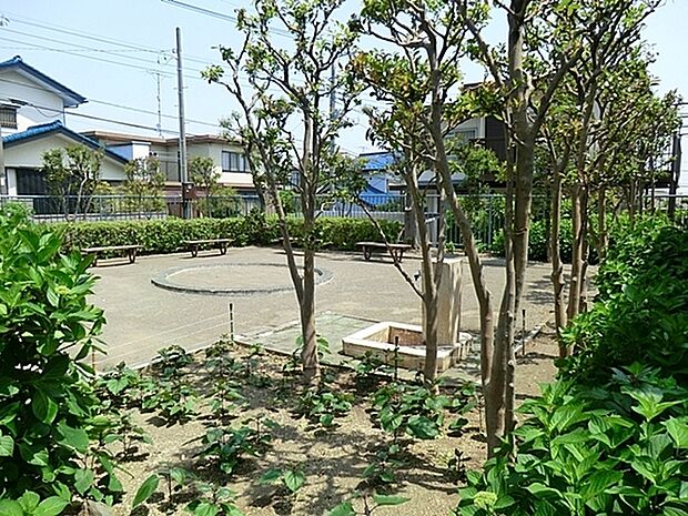鴨居西台第二公園まで424m、白山から竹山の途中にある小さな公園。小さなすべり台とぶら下がり健康遊具があります。