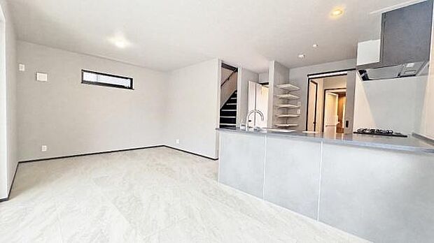 《リビングダイニング》 ■上質な時間を育む暮らしのメインステージ。寛ぎとご家族とのコミュニケーションを育む居心地のよい場所。この明るい空間は家族に安らぎを与えて、落ち着いた心地よい空間になるでしょう。