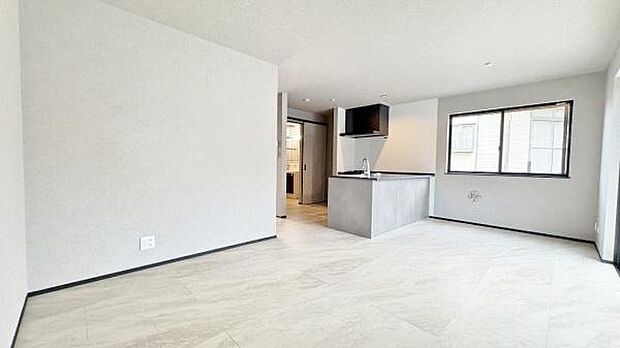 《リビングダイニング》 ■豊かな光が照らすこの場所は、たわいもない会話を楽しみ、ゆったりとした時間を過ごす場所。家族の日常が刻まれる大切な空間です。自然光に溢れるこの空間はリフレッシュにピッタリです。