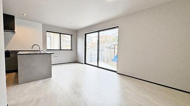 《リビングダイニング》　■開放的で広いリビング。のびのびとくつろげるリビングは、家族のコミュニケーションの場として、みんなが集まる憩いの場所に。