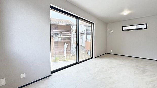 《リビングダイニング》 ■ゆとりを感じさせる上質で明るい空間が、住まう人や訪れる人を心地よく迎え入れてくれます。