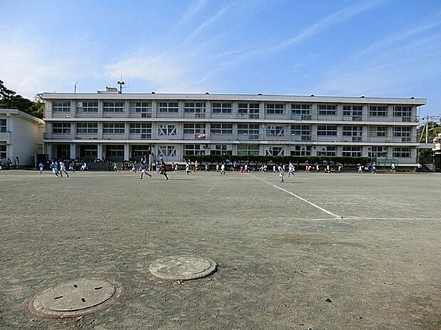鎌倉市立腰越小学校まで975m