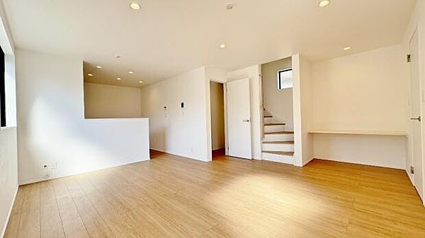 《リビングダイニング》　■開放的で広いリビング。のびのびとくつろげるリビングは、家族のコミュニケーションの場として、みんなが集まる憩いの場所に。