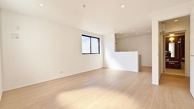 《リビングダイニング》　■上質な時間を育む暮らしのメインステージ。寛ぎとご家族とのコミュニケーションを育む居心地のよい場所。この明るい空間は家族に安らぎを与えて、落ち着いた心地よい空間になるでしょう。