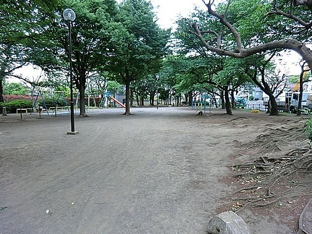 井田公園まで671m、遊具:幼児用ジャングルジム・ブランコ・滑り台・うんてい・揺動遊具・鉄棒・砂場があります。木立があり、広々としています。