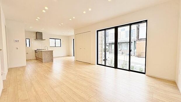 《リビングダイニング》 ■開放的で広いリビング。のびのびとくつろげるリビングは、家族のコミュニケーションの場として、みんなが集まる憩いの場所に。