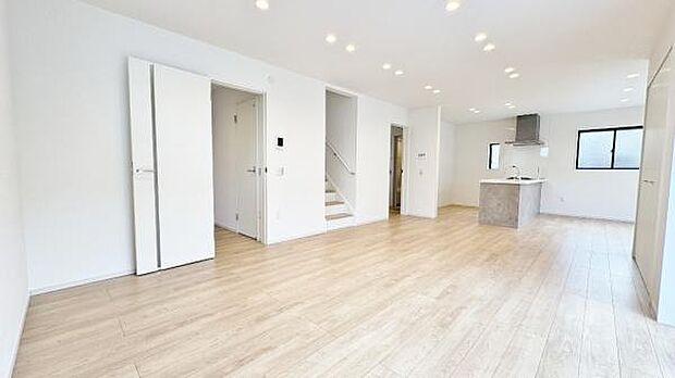 《リビングダイニング》 ■寛ぎとご家族とのコミュニケーションを育む居心地のよい場所。この明るい空間は家族に安らぎを与えて、落ち着いた心地よい空間になるでしょう。