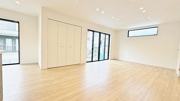 《リビングダイニング》 ■家族が自然と集まって、思い思いにくつろぎ、遊び、語らう、やすらぎの空間。