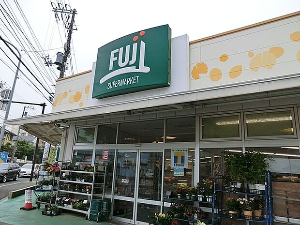 ＦＵＪＩ鵠沼藤が谷店まで576m、駐車場30台　地元湘南、鎌倉銘菓、地元野菜等、地域に密着した品揃え