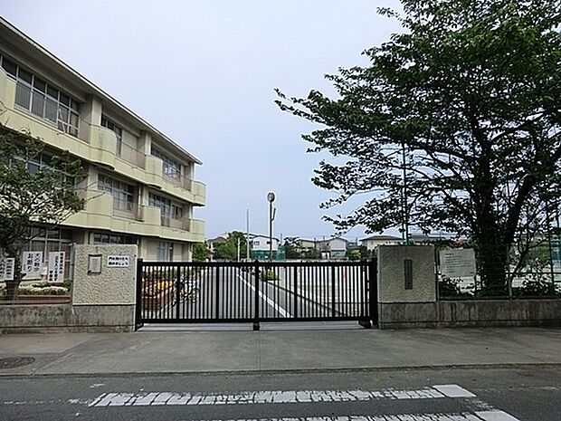 藤沢市立鵠洋小学校まで1089m、生徒数1000人以上の小学校。60年以上の古い歴史から培った安定した教育理念のもとに子どもたちは学んでいます。