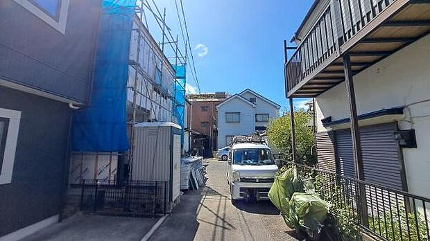 《外観》 ■一戸建ての多いエリア、静かで落ち着いた雰囲気。シンプルで美しいフォルム空気までクリーンになるような佇まい。心地よいライフスタイルが実現できるそんな予感。