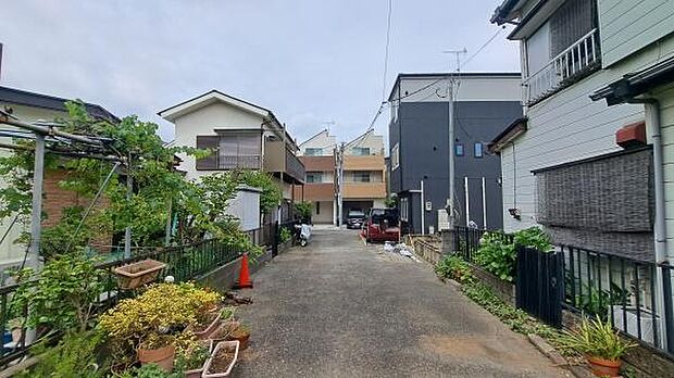 《外観》 ■一戸建ての多いエリア、静かで落ち着いた雰囲気。シンプルで美しいフォルム空気までクリーンになるような佇まい。心地よいライフスタイルが実現できるそんな予感。