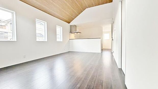 《リビングダイニング》 ■ご家族でゆったりとした時間を過ごす場所です。木目を大事にした落ち着いたつくりです。