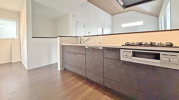 《キッチン》 ■使いやすい収納豊富なキッチンです。