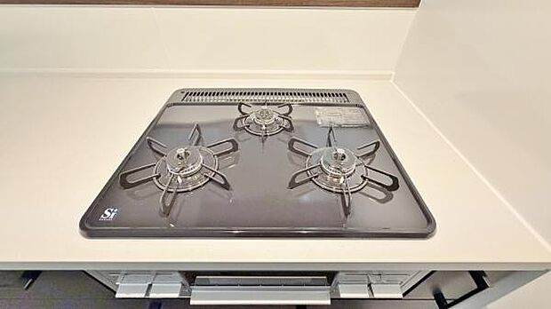 《三口ガスコンロ》 ■毎日料理をする方、家族の分まで作られる方には必須の三口ガスコンロ。同時進行が可能で効率よく、楽しく料理ができます。