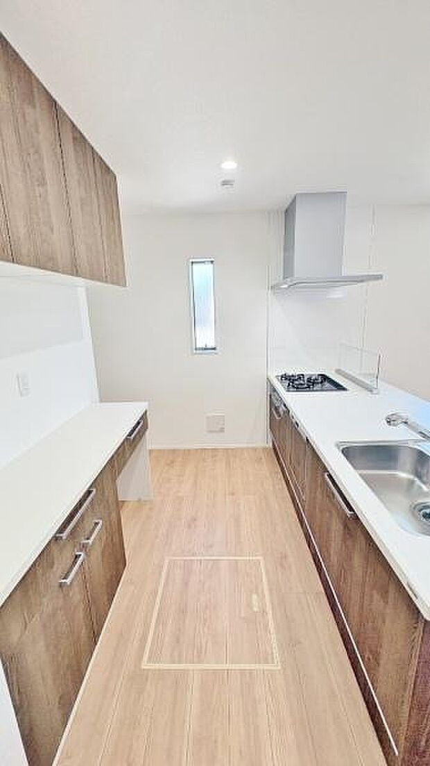 《カップボード》 ■背面に設置されたカップボード。食器はもちろん、炊飯器、ホットプレートなども収納できます。