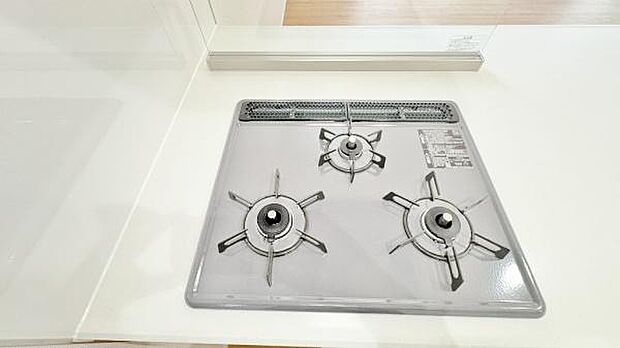 《三口ガスコンロ》 ■毎日料理をする方、家族の分まで作られる方には必須の三口ガスコンロ。同時進行が可能で効率よく、楽しく料理ができます