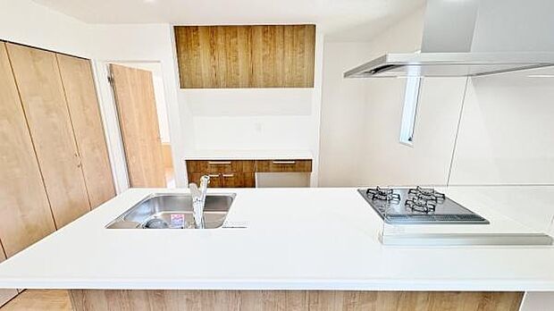 《ダイニングキッチン》 ■人気の対面キッチン。家族団らんの食卓。本画像は家具家電や小物の配置をCGで作成しており、実際に現地に家具家電は置かれておりません。また、価格に家具家電は含まれておりません。