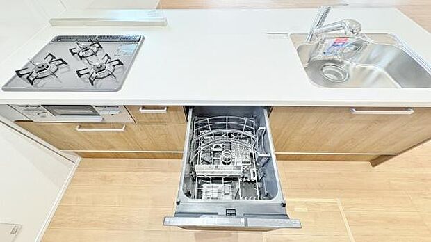《食器洗い乾燥機》■食事後もゆっくり過ごせる食器洗い乾燥機を設置。手洗いよりもキレイに洗え、節水にもなる主婦の味方です