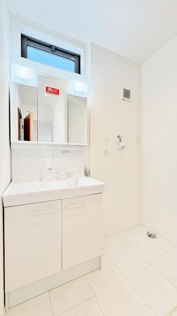 《洗面化粧台》 ■使いやすいシャープなデザインの洗面化粧台。