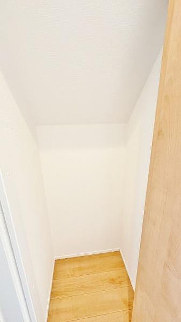 《パントリー》 ■キッチン横のパントリー。常温保存の食品・キッチン用品などが収納できて便利です。