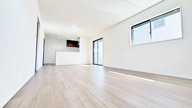 《リビングダイニング》 ■落ち着いた雰囲気で、大人の気品漂うLDK。オープンキッチンからは家族へも視線が届きやすく、家事をしながらでも、楽しく団らんのひとときを過ごせそうです。