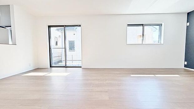 《リビングダイニング》 ■開放的で広いリビング。のびのびとくつろげるリビングは、家族のコミュニケーションの場として、みんなが集まる憩いの場所に。