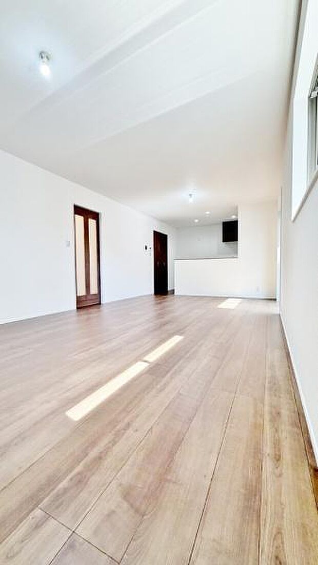 《リビングダイニング》 ■大画面TVも余裕、インテリアプランが考えやすいワイドなリビング。家族がしぜんに集まる広さ、お子様が思わず走り出す大空間。