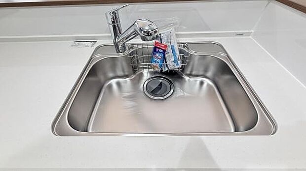 《キッチン》 ■ステンレス製シンク。幅と奥行きがありますので、食器洗時のストレスも減りそうです。