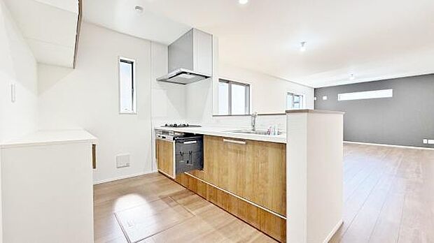 《ダイニングキッチン》 ■人気の対面キッチン。家族団らんの食卓。本画像は家具家電や小物の配置をCGで作成しており、実際に現地に家具家電は置かれておりません。また、価格に家具家電は含まれておりません。