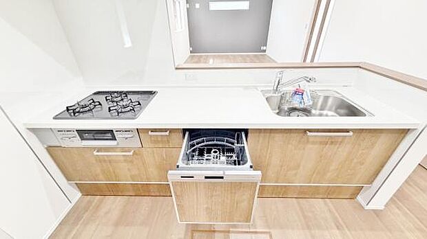 《食器洗い乾燥機》■食事後もゆっくり過ごせる食器洗い乾燥機を設置。手洗いよりもキレイに洗え、節水にもなる主婦の味方です