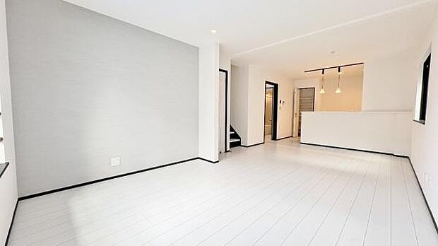 《リビングダイニング》 ■上質な時間を育む暮らしのメインステージ。寛ぎとご家族とのコミュニケーションを育む居心地のよい場所。この明るい空間は家族に安らぎを与えて、落ち着いた心地よい空間になるでしょう。