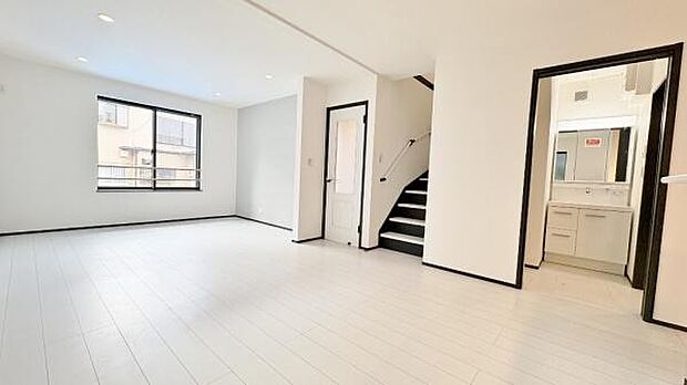 《リビングダイニング》　■開放的で広いリビング。のびのびとくつろげるリビングは、家族のコミュニケーションの場として、みんなが集まる憩いの場所に。