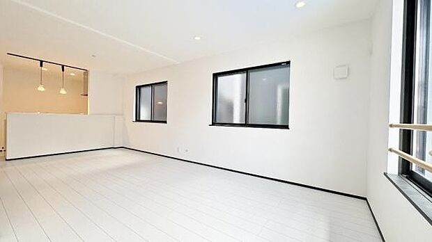 《リビングダイニング》　■ゆとりを感じさせる上質で明るい空間が、住まう人や訪れる人を心地よく迎え入れてくれます。