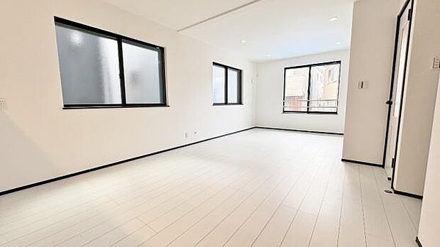 《リビングダイニング》 ■豊かな光が照らすこの場所は、たわいもない会話を楽しみ、ゆったりとした時間を過ごす場所。家族の日常が刻まれる大切な空間です。自然光に溢れるこの空間はリフレッシュにピッタリです。