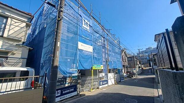 《外観》 ■一戸建ての多いエリア、静かで落ち着いた雰囲気。シンプルで美しいフォルム空気までクリーンになるような佇まい。心地よいライフスタイルが実現できるそんな予感。